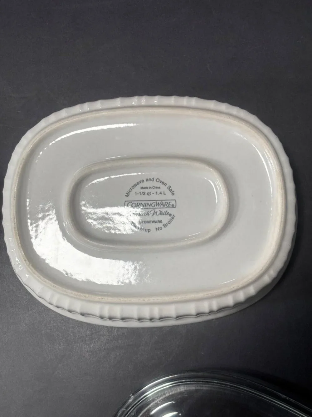 CorningWare French White 1 1/2 Qt Oval Casserole Dish With A Pyrex Glass Lid
